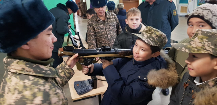 Девочки класса "Жас сарбаз" учились собирать автомат Калашникова